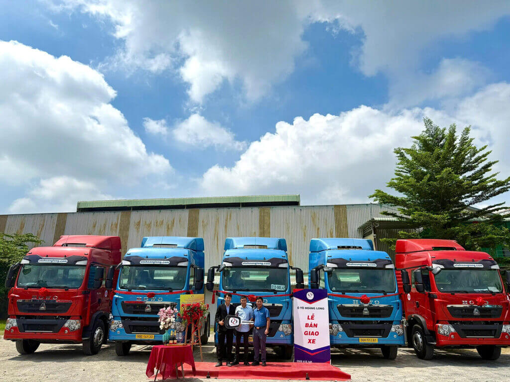 z6670208030558 497d3a4adb0a589a808aa6d2ad1c74dd 2048x1536 Lễ bàn giao xe