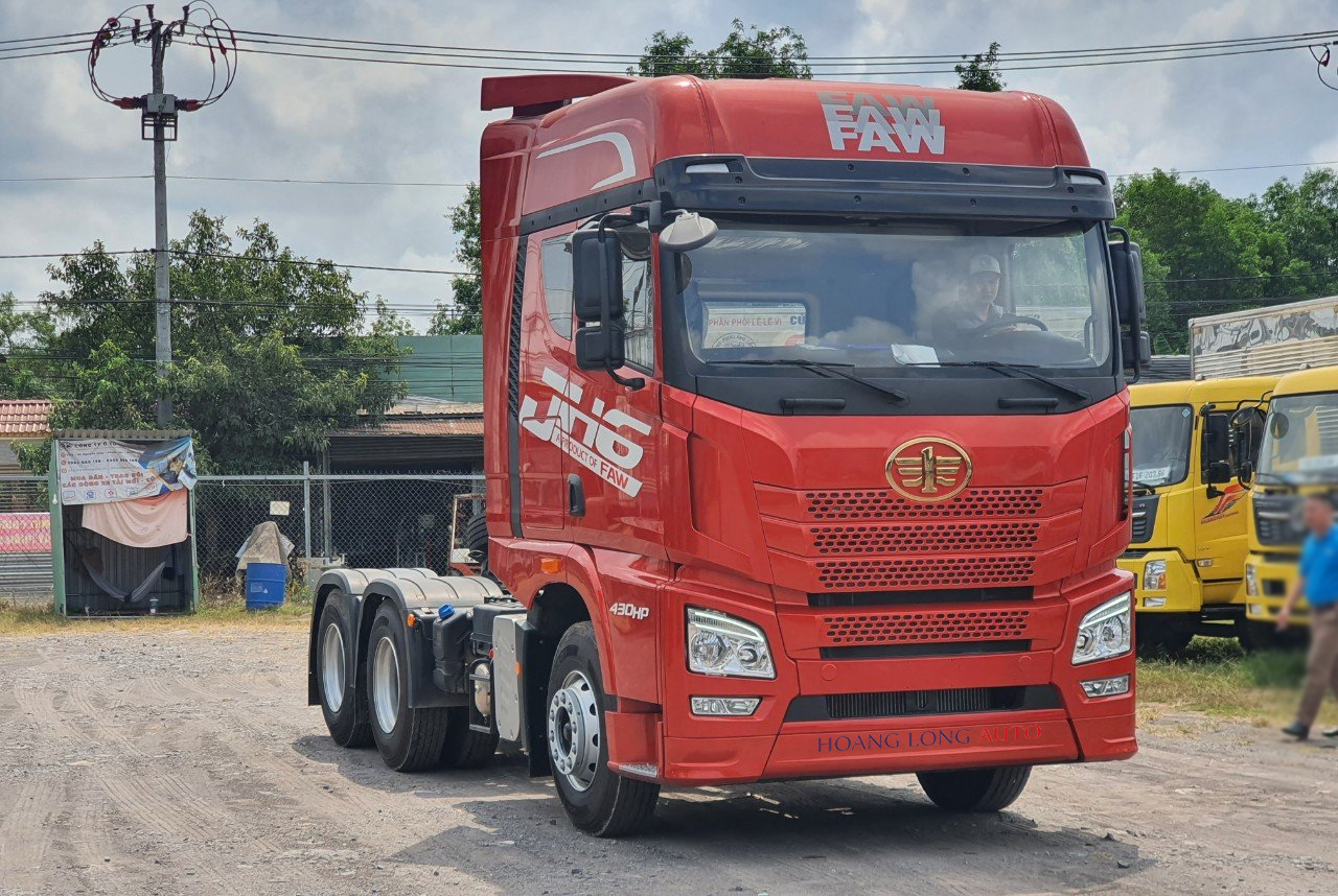 Ảnh về đầu kéo của xe Faw màu đỏ Ảnh về đầu kéo của xe Faw màu đỏ