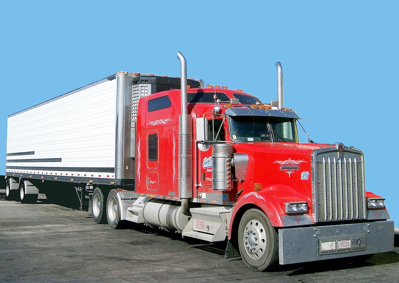 Xe đầu kéo hạng nặng đang trên hành trình kéo container