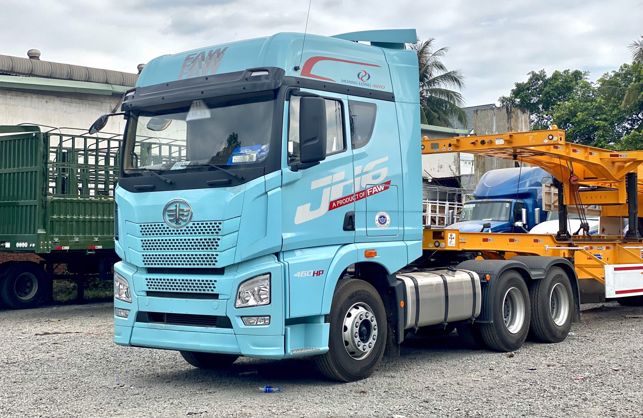 Xe đầu kéo Faw đang đỗ tại Showroom Ô Tô Hoàng Long