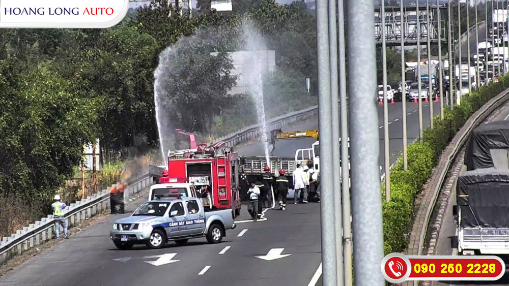 Phối Hợp CSGT Xử Lý Sự Cố và Cứu Hộ Trên Cao Tốc Long Thành Dầu Giây Phối Hợp CSGT Xử Lý Sự Cố và Cứu Hộ Trên Cao Tốc Long Thành Dầu Giây