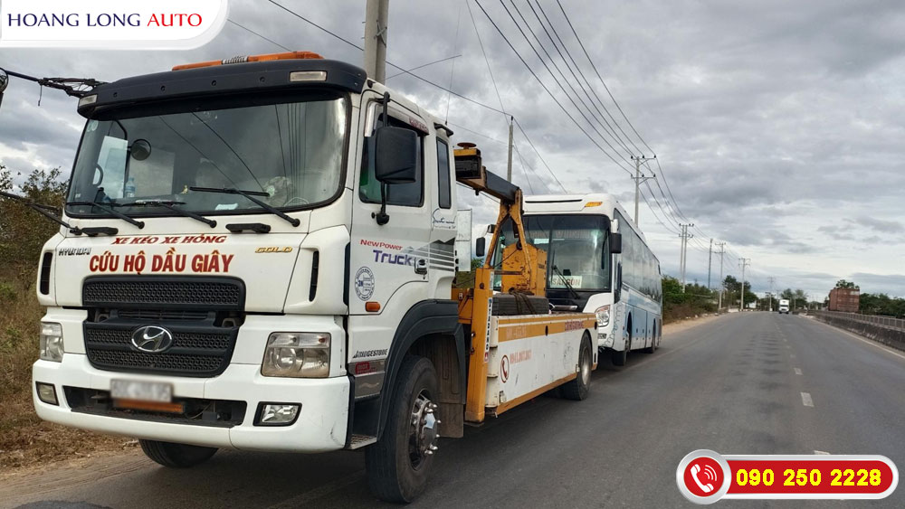 Xe Cứu Hộ Cao Tốc Dầu Giây Đang Kéo Xe Bị Hỏng Về Gara Xe Cứu Hộ Cao Tốc Dầu Giây Đang Kéo Xe Bị Hỏng Về Gara