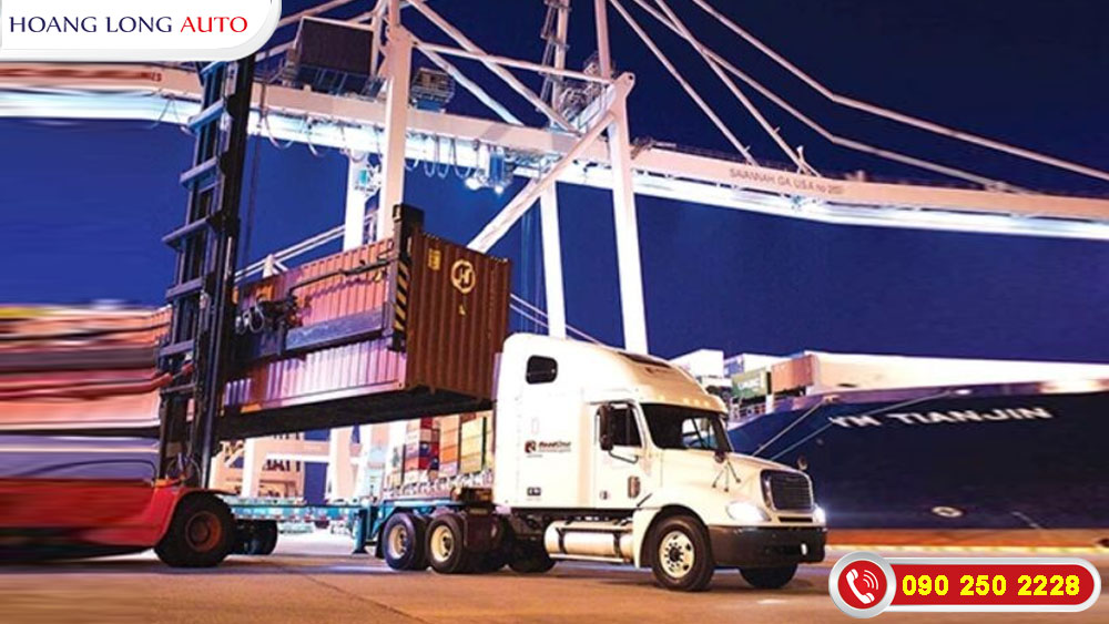 xe dau keo my dang boc hang tai cang