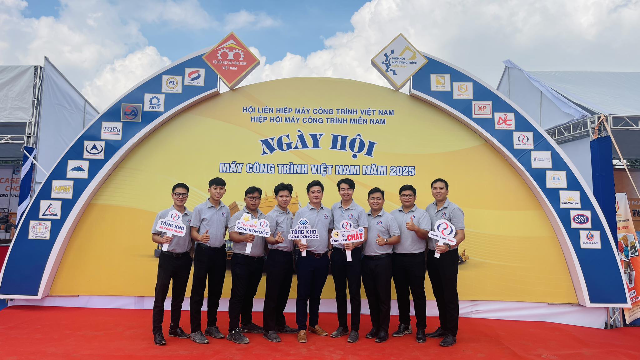 Đội Ngũ Ô Tô Hoàng Long tại sự kiện Ngày Hội Ngành Máy Công Trình 2025 Đội Ngũ Ô Tô Hoàng Long tại sự kiện Ngày Hội Ngành Máy Công Trình 2025