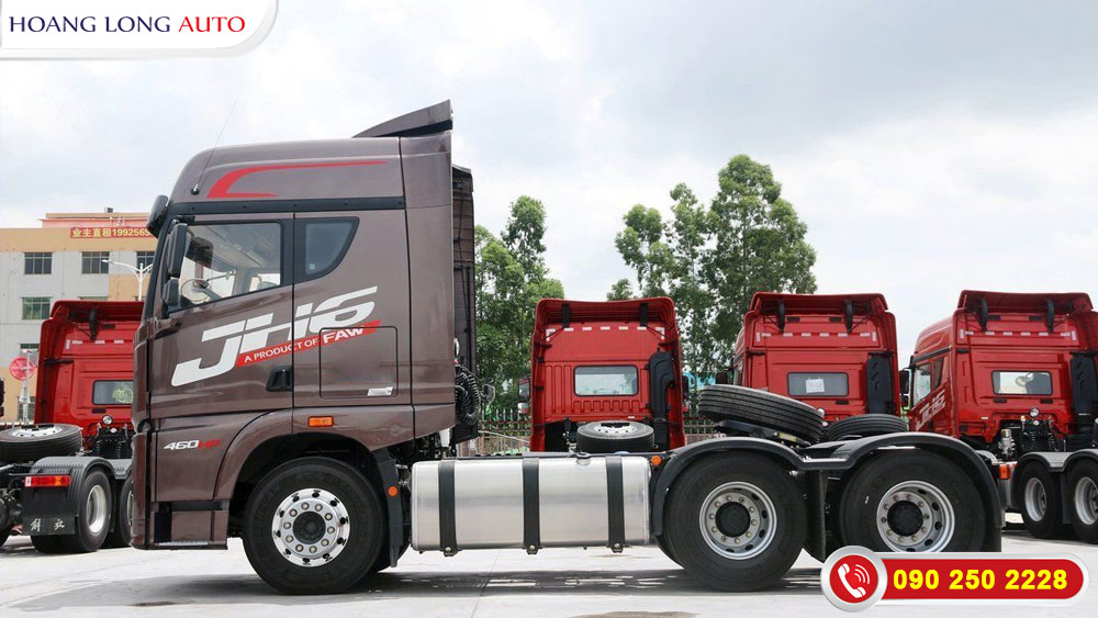 Những chiếc xe đầu kéo Faw chờ bàn giao Những chiếc xe đầu kéo Faw chờ bàn giao