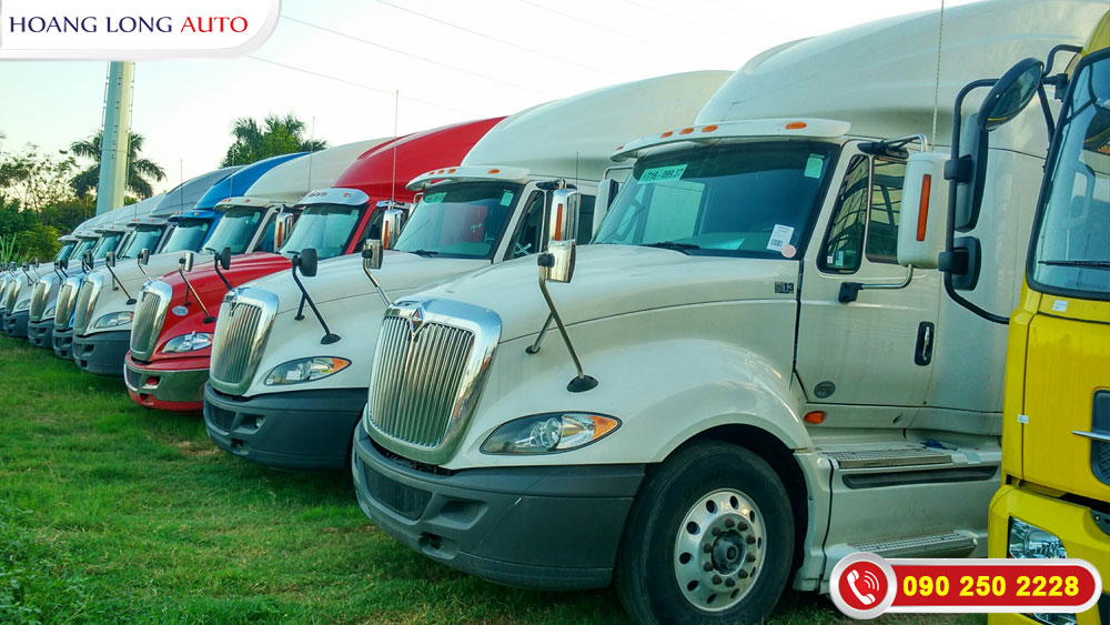 Những chiếc xe đầu kéo Mỹ cũ chuẩn bị giao hàng