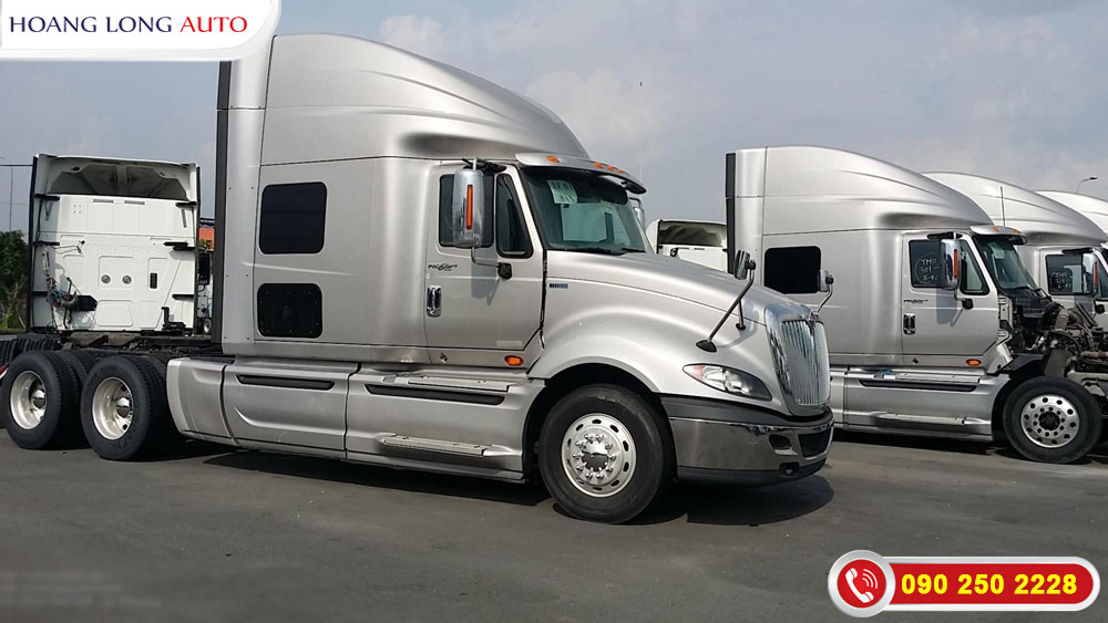 Những chiếc xe đầu kéo Mỹ cũ đang làm thủ tục nhập khẩu vào Việt Nam