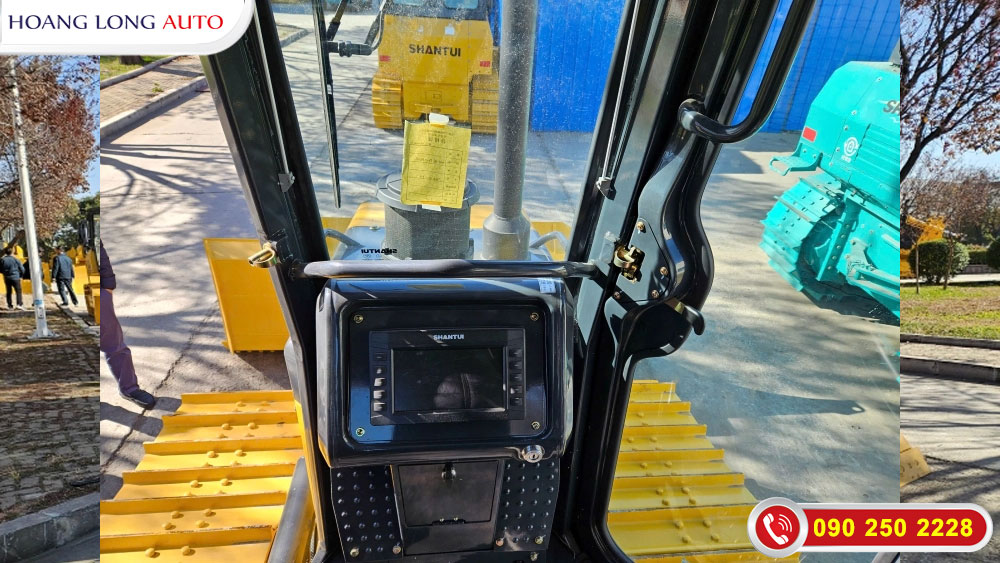 Bên trong buồng lái xe máy ủi bánh xích Sinotruk Shantui DH10 B3