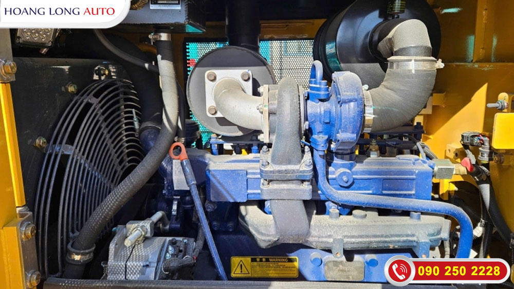 Khối động cơ trên máy ủi bánh xích công trình Sinotruk Shantui DH10 B3