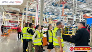 Các kỹ sư cùng đoàn đang trao đổi tại nhà máy Shacman