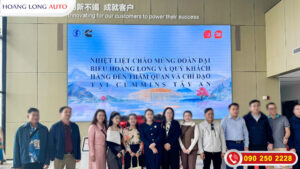 Đoàn đại biểu chụp hình lưu niệm tại văn phòng nhà máy Cummins