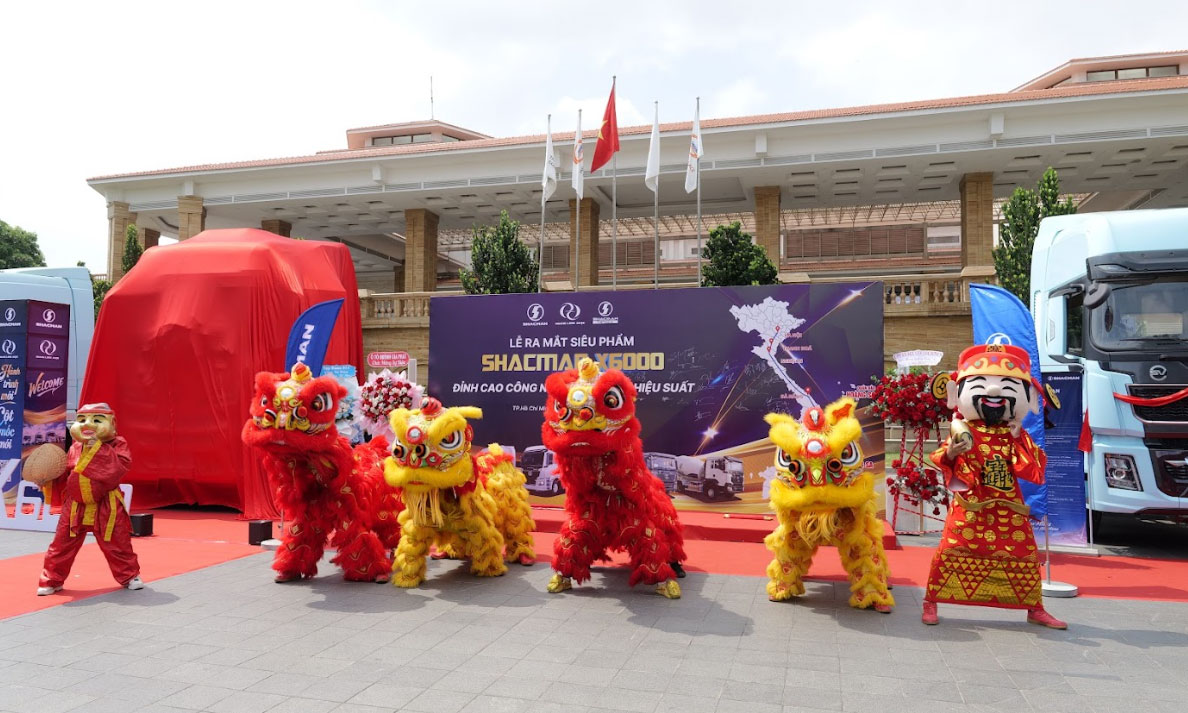 Nghi thức múa lân trước khi kéo rèm ra mắt sản phẩm mới