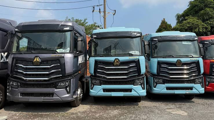 Xe đầu kéo Howo đang tập kết tại kho hàng Hoàng Long