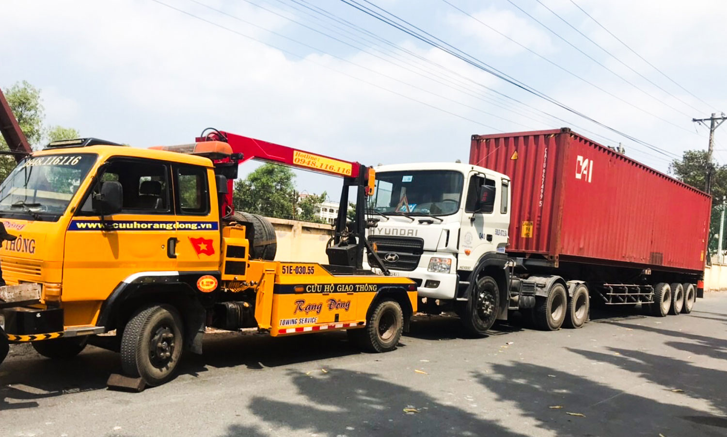 Cứu hộ Rạng Đông kéo xe đầu kéo về gara