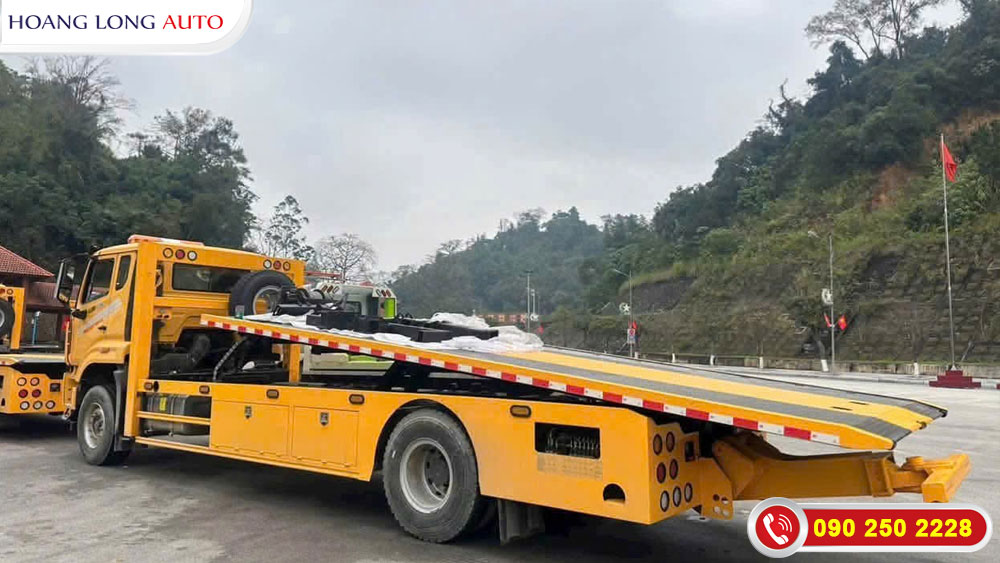 Xe cứu hộ Howo đang có mặt tại showroom Hoàng Long Auto