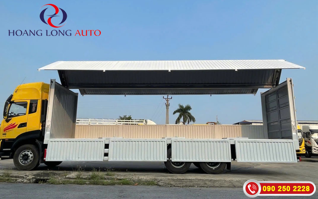 Thùng chở hàng rộng rãi và mở tối đa giúp bốc dỡ hàng hóa dễ dàng