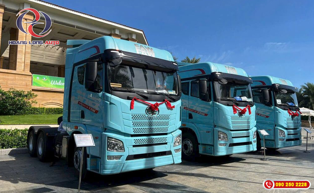 3 chiếc xe FAW JH6 460 màu xanh trong lễ bàn giao tại sự kiện